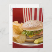Cheeseburger met aardappelchips en augurken briefkaart (Voorkant / Achterkant)