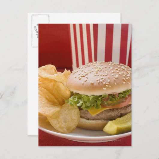 Cheeseburger met aardappelchips en augurken briefkaart (Voorkant / Achterkant)