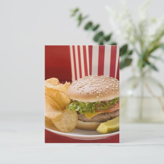 Cheeseburger met aardappelchips en augurken briefkaart (Staand voorkant)
