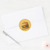 Cheeseburger met gele achtergrond ronde sticker (Envelop)