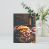 Cheeseburger op snijbord briefkaart (Staand voorkant)