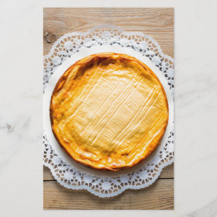 Cheesecake op de bijtende houtastaart. briefpapier