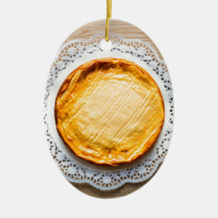 Cheesecake op de bijtende houtastaart. keramisch ornament