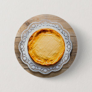 Cheesecake op de bijtende houtastaart. ronde button 5,7 cm