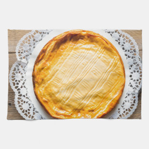 Cheesecake op de bijtende houtastaart. theedoek