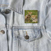 Cheetah, Acinonyx jubatus, met welp Vierkante Button 5,1 Cm (In situ)