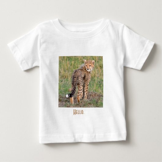 Cheetah Cub die naar je kijkt. Baby T-Shirt (Voorkant)