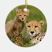 Cheetah Cub en Parent in Grass Keramisch Ornament (Voorkant)