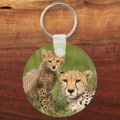 Cheetah Cub en Parent in Grass Sleutelhanger (Voorkant)