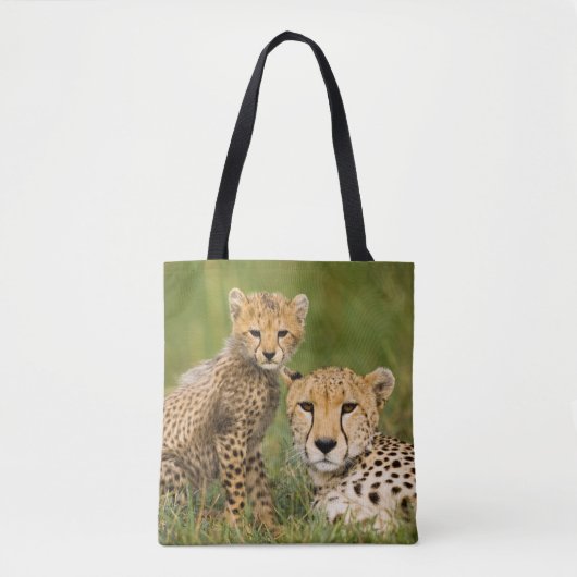 Cheetah Cub en Parent in Grass Tote Bag (Voorkant)
