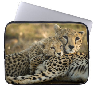 Cheetah Cub Snuggling met zijn moeder Laptop Sleeve