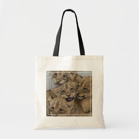 Cheetah Cubs spelen Tote Bag (Voorkant)