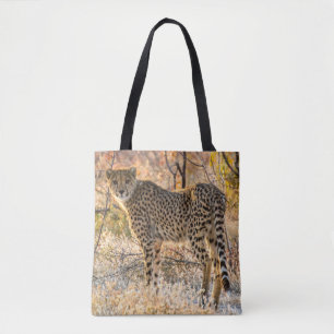 Cheetah die rond kijkt tote bag