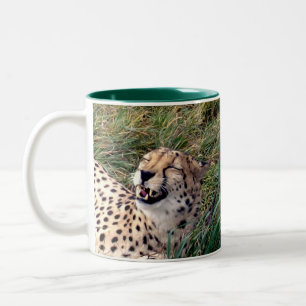 Cheetah met een enorme Grin op haar gezicht, Tweekleurige Koffiemok