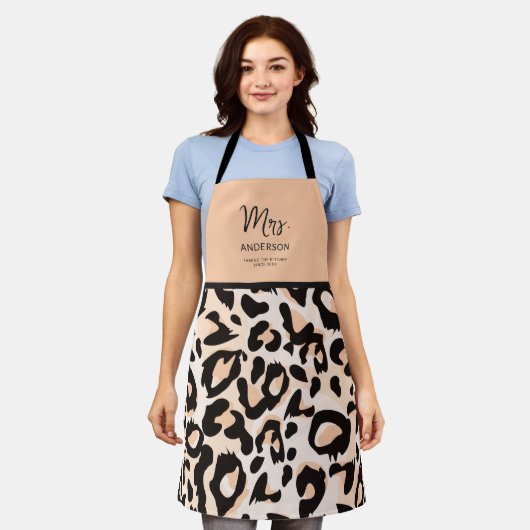 Cheetah Print Taming Keuken Roze Chique Zwart Grap Schort (Gedragen)