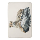 Cheetah rust op een rots badmat (Voorkant Verticaal)