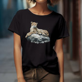 Cheetah rust op een rots t-shirt