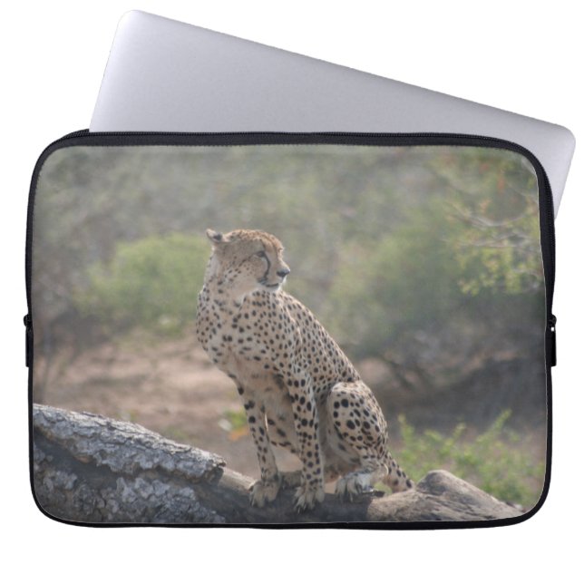 Cheetah zit op een omgevallen boom in het wild laptop sleeve (Voorkant)
