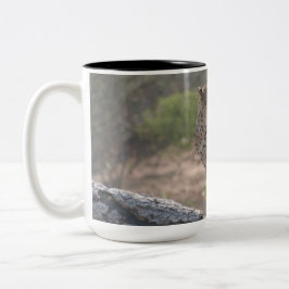 Cheetah zit op een omgevallen boom in het wild tweekleurige koffiemok