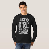 Chef is gewoon een meisje dat houdt van het koken t-shirt (Voorkant volledig)