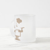Chef-kok met een kom soep matglas koffiemok (Voorkant links)