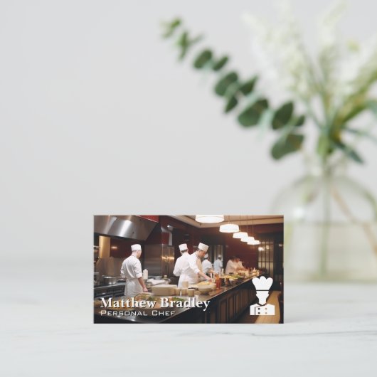 Chef-koks bereiden eten in de keuken visitekaartje (Staand voorkant)
