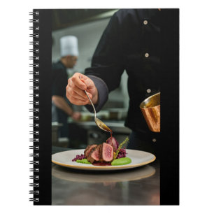 Chef maakt steakgerecht af notitieboek