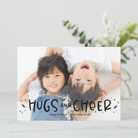 Cheful Hug Editable Color Holiday-fotokaart Feestdagenkaart (Staand voorkant)