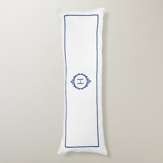 Chelsea Blauw en Wit Monogrammed Lichaamskussen (Voorkant Verticaal)