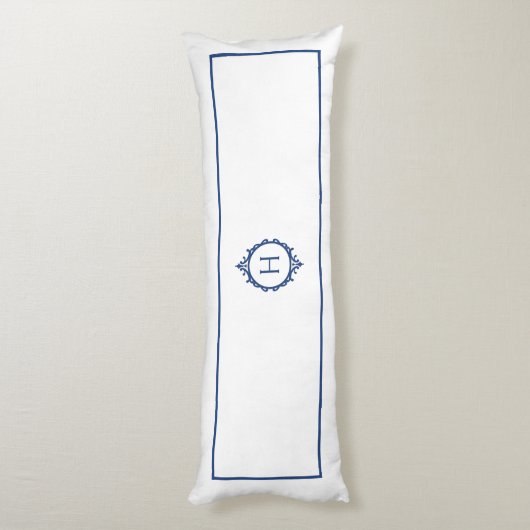 Chelsea Blauw en Wit Monogrammed Lichaamskussen (Achterkant (Verticaal))