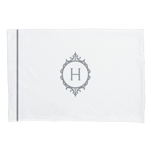 Chelsea Grijs en Wit Monogrammed Kussensloop (Voorkant-Links)