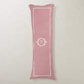 Chelsea Roze Blush en Wit Monogram Lichaamskussen (Voorkant Verticaal)
