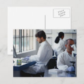 Chemicaliën die in een laboratorium werken briefkaart (Voorkant / Achterkant)