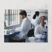 Chemicaliën die in een laboratorium werken