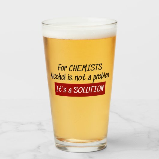 Chemicaliënchemicaliën in alcohol glas (Voorkant gevuld)
