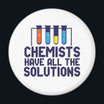 Chemici hebben alle oplossing Funny Science Puns Magneet<br><div class="desc">Chemici hebben alle oplossingen. Grappig en sarcastisch wetenschappelijk ontwerp voor degenen die van chemie houden en wetenschappelijk experimenteren. Koel en humoristisch citaat koopwaar voor docenten chemie, wetenschapper en chemicus. Ideaal voor wetenschapsgeek, nerd, middelbare schoolleraar, leerlingenstudie chemie en degenen die graag chemische reacties bestuderen. Geweldig kerstcadeau en verjaardagscadeau voor familie en...</div>