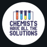 Chemici hebben alle oplossing Funny Science Puns Ronde Sticker<br><div class="desc">Chemici hebben alle oplossingen. Grappig en sarcastisch wetenschappelijk ontwerp voor degenen die van chemie houden en wetenschappelijk experimenteren. Koel en humoristisch citaat koopwaar voor docenten chemie, wetenschapper en chemicus. Ideaal voor wetenschapsgeek, nerd, middelbare schoolleraar, leerlingenstudie chemie en degenen die graag chemische reacties bestuderen. Geweldig kerstcadeau en verjaardagscadeau voor familie en...</div>