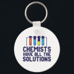 Chemici hebben alle oplossing Funny Science Puns Sleutelhanger<br><div class="desc">Chemici hebben alle oplossingen. Grappig en sarcastisch wetenschappelijk ontwerp voor degenen die van chemie houden en wetenschappelijk experimenteren. Koel en humoristisch citaat koopwaar voor docenten chemie, wetenschapper en chemicus. Ideaal voor wetenschapsgeek, nerd, middelbare schoolleraar, leerlingenstudie chemie en degenen die graag chemische reacties bestuderen. Geweldig kerstcadeau en verjaardagscadeau voor familie en...</div>