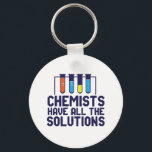 Chemici hebben alle oplossing Funny Science Puns Sleutelhanger<br><div class="desc">Chemici hebben alle oplossingen. Grappig en sarcastisch wetenschappelijk ontwerp voor degenen die van chemie houden en wetenschappelijk experimenteren. Koel en humoristisch citaat koopwaar voor docenten chemie, wetenschapper en chemicus. Ideaal voor wetenschapsgeek, nerd, middelbare schoolleraar, leerlingenstudie chemie en degenen die graag chemische reacties bestuderen. Geweldig kerstcadeau en verjaardagscadeau voor familie en...</div>