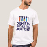 Chemici hebben alle oplossing Funny Science Puns T-shirt<br><div class="desc">Chemici hebben alle oplossingen. Grappig en sarcastisch wetenschappelijk ontwerp voor degenen die van chemie houden en wetenschappelijk experimenteren. Koel en humoristisch citaat koopwaar voor docenten chemie, wetenschapper en chemicus. Ideaal voor wetenschapsgeek, nerd, middelbare schoolleraar, leerlingenstudie chemie en degenen die graag chemische reacties bestuderen. Geweldig kerstcadeau en verjaardagscadeau voor familie en...</div>