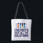 Chemici hebben alle oplossing Funny Science Puns Tote Bag<br><div class="desc">Chemici hebben alle oplossingen. Grappig en sarcastisch wetenschappelijk ontwerp voor degenen die van chemie houden en wetenschappelijk experimenteren. Koel en humoristisch citaat koopwaar voor docenten chemie, wetenschapper en chemicus. Ideaal voor wetenschapsgeek, nerd, middelbare schoolleraar, leerlingenstudie chemie en degenen die graag chemische reacties bestuderen. Geweldig kerstcadeau en verjaardagscadeau voor familie en...</div>