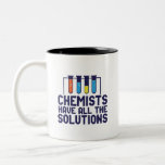 Chemici hebben alle oplossing Funny Science Puns Tweekleurige Koffiemok<br><div class="desc">Chemici hebben alle oplossingen. Grappig en sarcastisch wetenschappelijk ontwerp voor degenen die van chemie houden en wetenschappelijk experimenteren. Koel en humoristisch citaat koopwaar voor docenten chemie, wetenschapper en chemicus. Ideaal voor wetenschapsgeek, nerd, middelbare schoolleraar, leerlingenstudie chemie en degenen die graag chemische reacties bestuderen. Geweldig kerstcadeau en verjaardagscadeau voor familie en...</div>