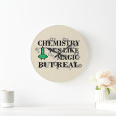 Chemie is als magie maar echt grote klok (Huis)