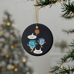 Chemie Periodic Table Elements Funny Science Keramisch Ornament<br><div class="desc">Stomme en grappige scheikundevormgeving voor je boom of als geschenk voor je favoriete wetenschapper,  leraar chemie of afstuderen. Het gezegde op deze decoratieve versiering is... Nou,  kijk eens. Het is een grap over de elementen.  Aangepaste versieringen voor geeks- of scheikundedocenten met grappige CuNaCl-grappen.</div>