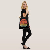 Chemie  zonsondergang retro strepenpatroon tote bag (Op model)
