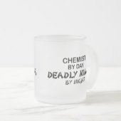 Chemist Deadly Ninja bij nacht Matglas Koffiemok (Voorkant rechts)