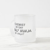 Chemist Deadly Ninja bij nacht Matglas Koffiemok (Voorkant links)