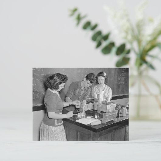 Chemistry Class, 1943 Briefkaart (Staand voorkant)