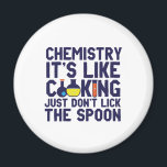 Chemistry Is Like Cooking Funny Chemist Science Magneet<br><div class="desc">Chemie. Het is als koken. Niet de lepel likken. Grappig en sarcastisch wetenschappelijk ontwerp voor degenen die van chemie houden en wetenschappelijk experimenteren. Koel en humoristisch citaat koopwaar voor docenten chemie, wetenschapper en chemicus. Ideaal voor wetenschapsgeek, nerd, middelbare schoolleraar, leerlingenstudie chemie en degenen die graag chemische reacties bestuderen. Geweldig kerstcadeau...</div>