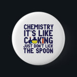 Chemistry Is Like Cooking Funny Chemist Science Ronde Button 5,7 Cm<br><div class="desc">Chemie. Het is als koken. Niet de lepel likken. Grappig en sarcastisch wetenschappelijk ontwerp voor degenen die van chemie houden en wetenschappelijk experimenteren. Koel en humoristisch citaat koopwaar voor docenten chemie, wetenschapper en chemicus. Ideaal voor wetenschapsgeek, nerd, middelbare schoolleraar, leerlingenstudie chemie en degenen die graag chemische reacties bestuderen. Geweldig kerstcadeau...</div>